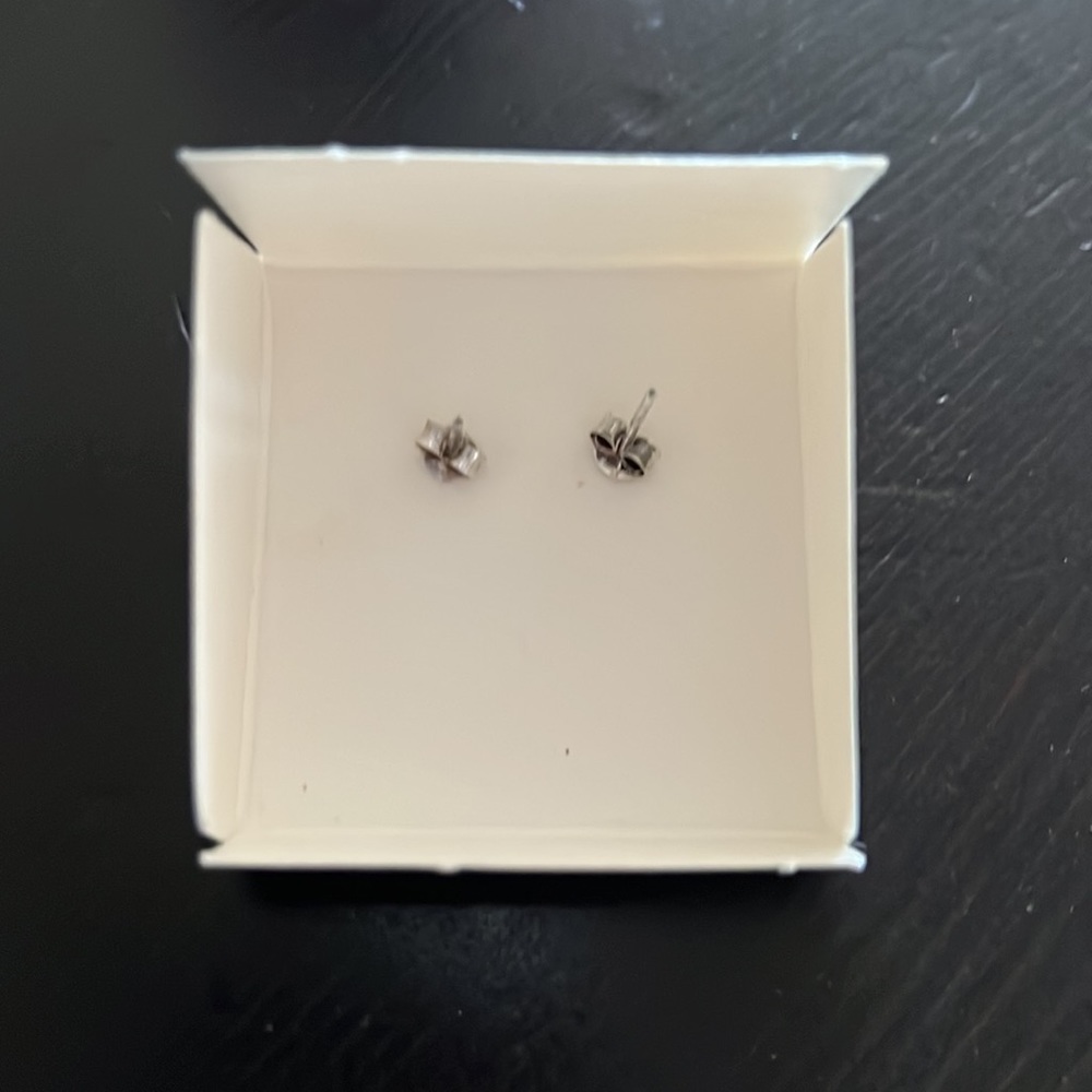 Art Deco fleur-de-lys sterling silver stud earrings - Picture 3 of 4